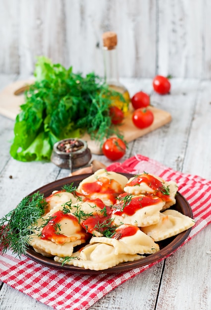 Deliziosi ravioli con salsa di pomodoro e aneto