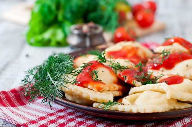 Deliziosi ravioli con salsa di pomodoro e aneto