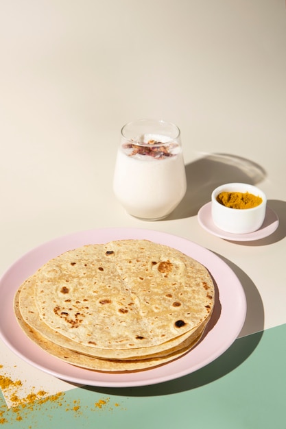 Deliziosi roti indiani con copia spazio