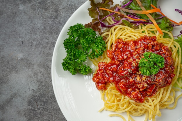 Deliziosi spaghetti serviti con ingredienti meravigliosi.