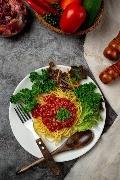 Deliziosi spaghetti serviti con ingredienti meravigliosi.