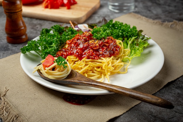 Deliziosi spaghetti serviti con ingredienti meravigliosi.