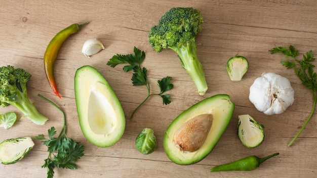 Deliziosi spinaci di avocado e verdure verdi