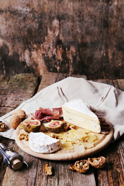 Deliziosi spuntini sulla tavola di legno