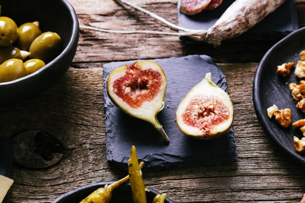 Deliziosi spuntini sulla tavola di legno