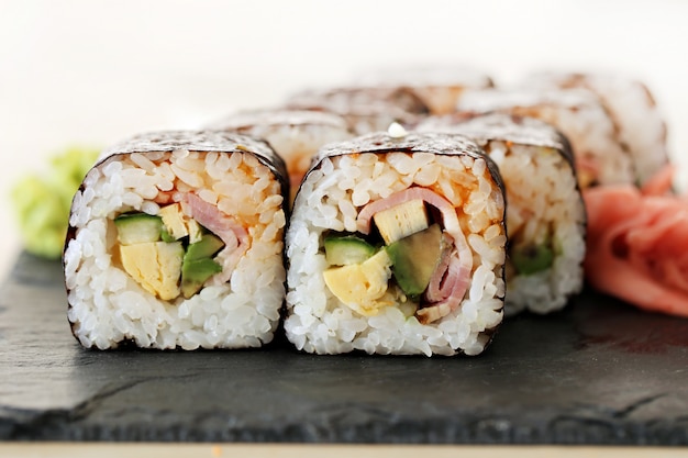 Deliziosi sushi serviti sul tavolo