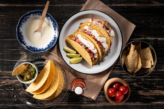 Deliziosi tacos con carne e salsa