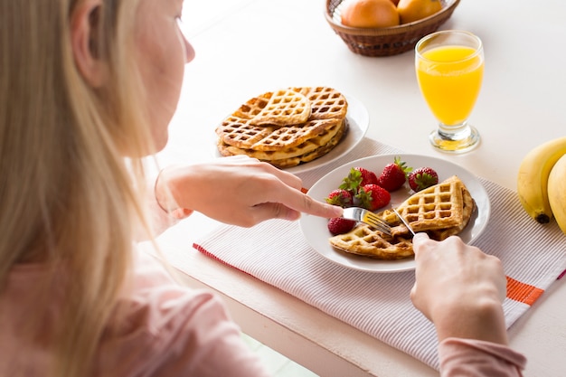 Deliziosi waffle con fragole e succo di frutta