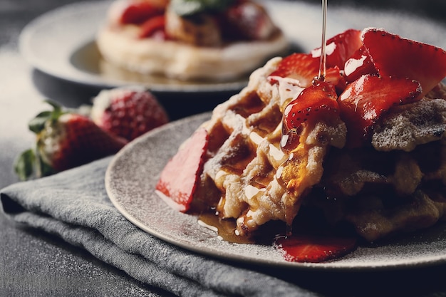 Deliziosi waffle con frutta e miele