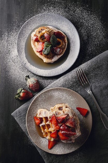 Deliziosi waffle con frutta e miele