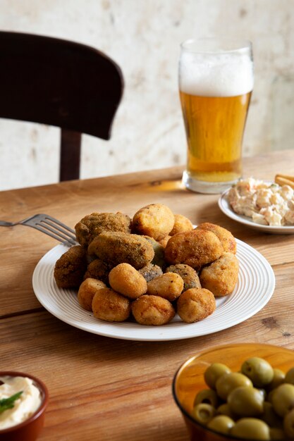 Delizioso assortimento di crocchette fritte