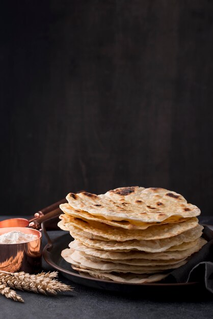 Delizioso assortimento di roti sul tavolo con spazio per le copie