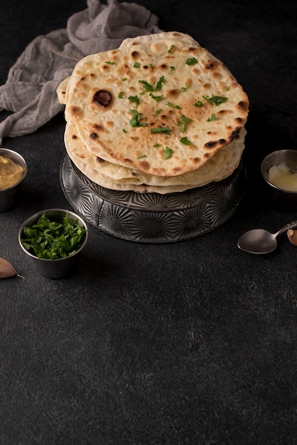 Delizioso assortimento di roti sul tavolo con spazio per le copie