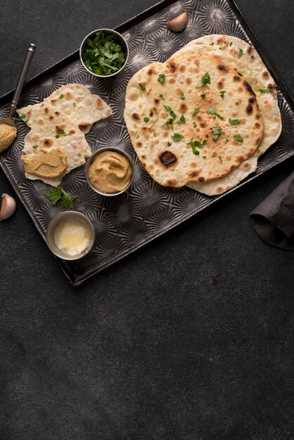 Delizioso assortimento di roti sul tavolo con spazio per le copie