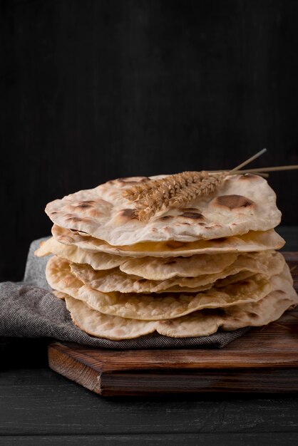 Delizioso assortimento di roti sul tavolo con spazio per le copie