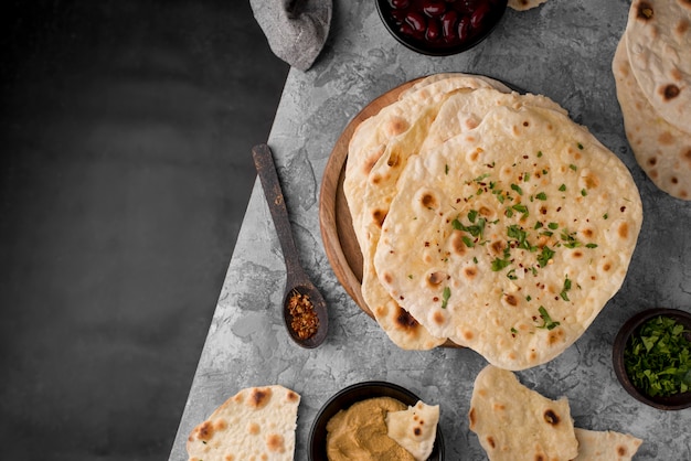 Delizioso assortimento di roti sul tavolo con spazio per le copie