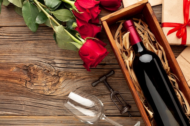 Delizioso assortimento per la cena di San Valentino con bottiglia di champagne