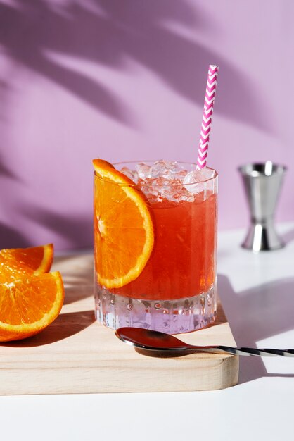 Delizioso bicchiere da cocktail con cannuccia