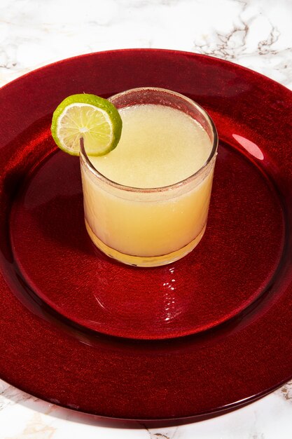 Delizioso bicchiere da cocktail daiquiri con angolo alto di lime