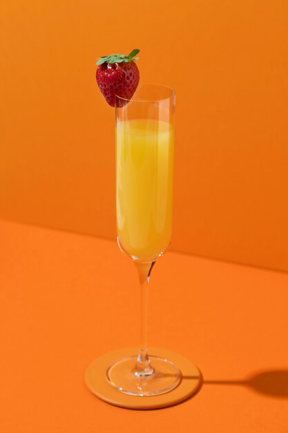 Delizioso bicchiere di mimosa con fragola