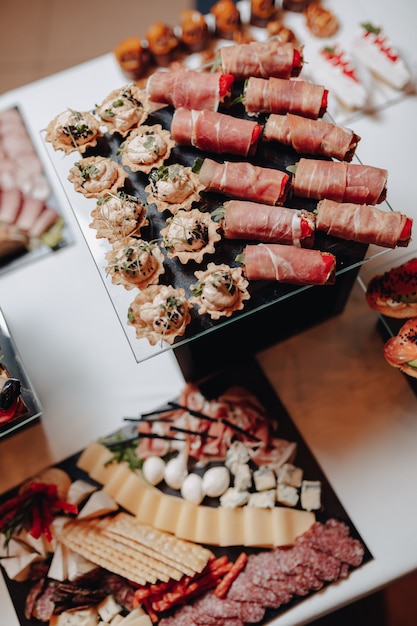 Delizioso buffet festivo con tartine e diversi deliziosi piatti