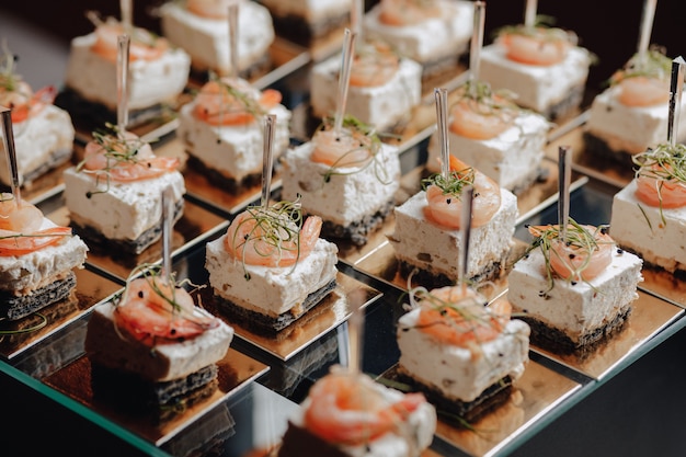 Delizioso buffet festivo con tartine e diversi deliziosi piatti