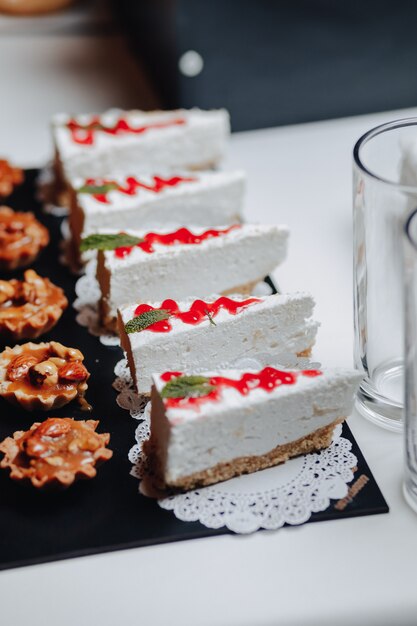 Delizioso buffet festivo con tartine e diversi deliziosi piatti