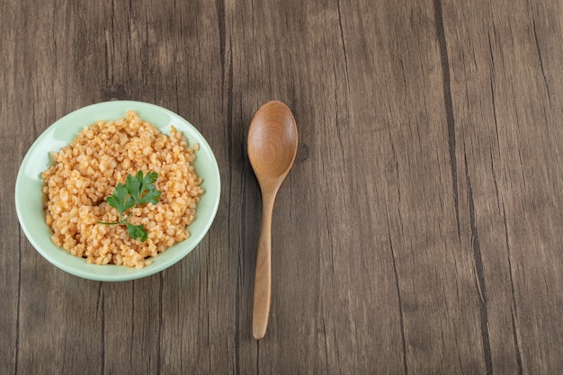 Delizioso bulgur con verdure su un piatto verde