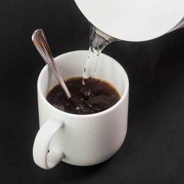 Delizioso caffè e acqua nel bollitore