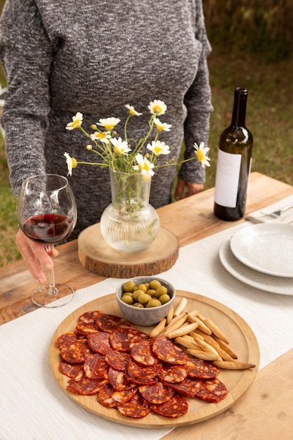 Delizioso chorizo affettato su una composizione nel piatto