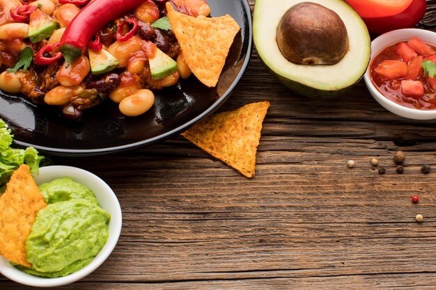 Delizioso cibo messicano con guacamole pronto per essere servito