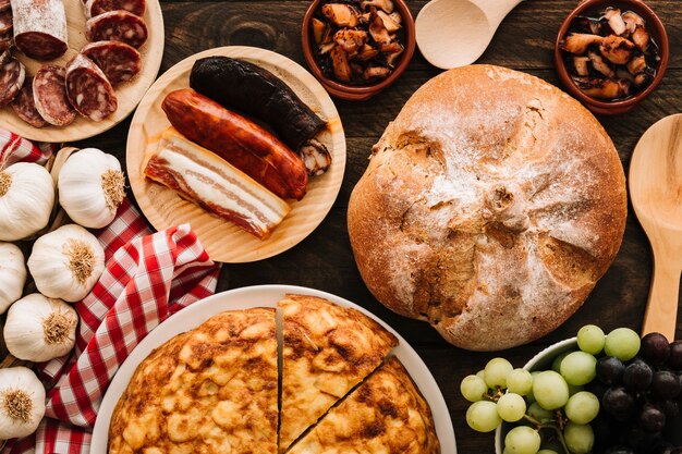 Delizioso cibo vicino a cucchiai e tovaglioli