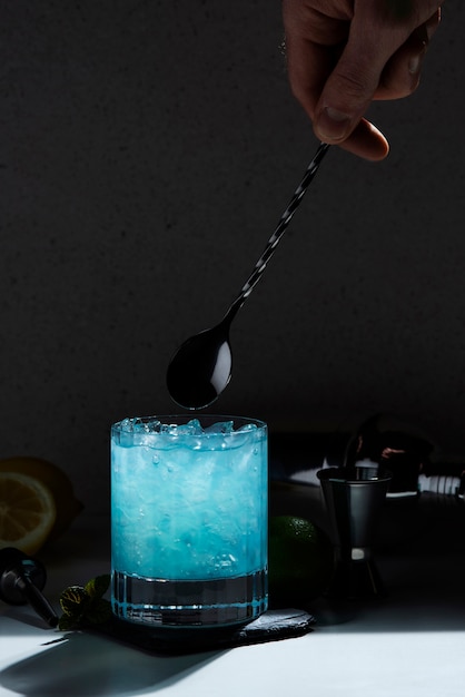 Delizioso cocktail blu con ghiaccio