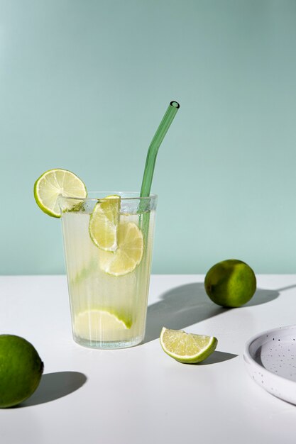 Delizioso cocktail di caipirinha con lime