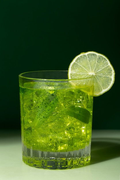 Delizioso cocktail di caipirinha con lime