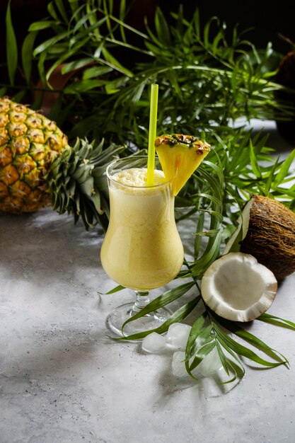 Delizioso cocktail di pina colada con foglie