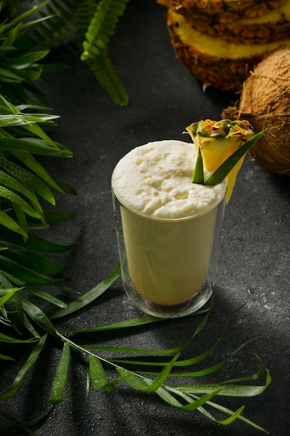 Delizioso cocktail di pina colada con foglie