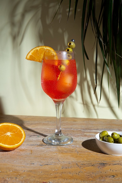 Delizioso cocktail negroni con olive