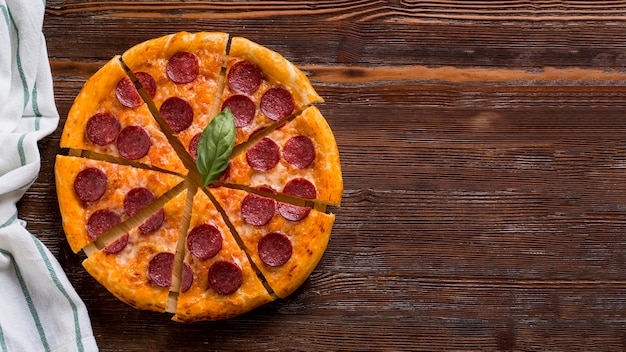 Delizioso concetto di pizza con copia spazio