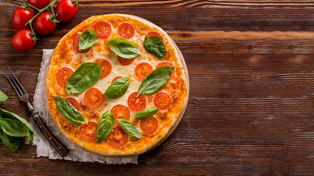 Delizioso concetto di pizza con copia spazio