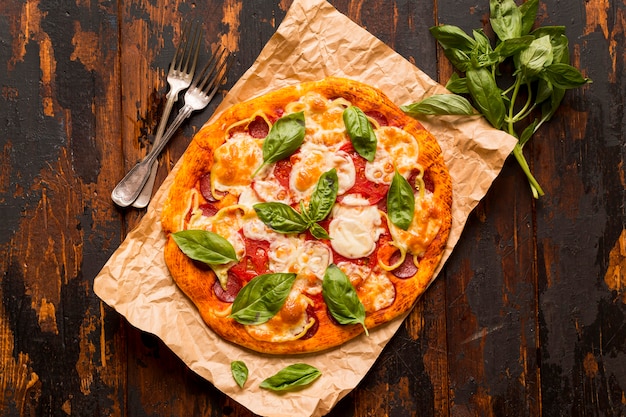 Delizioso concetto di pizza sulla tavola di legno