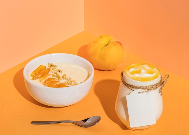 Delizioso concetto di yogurt con copia spazio