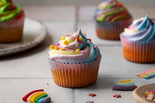 Delizioso cupcake arcobaleno ancora in vita