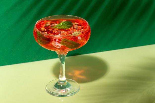 Delizioso daiquiri ad alto angolo con menta