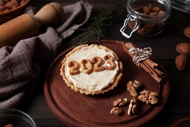 Delizioso dessert ad alto angolo per il nuovo anno