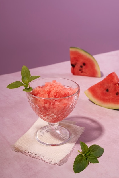 Delizioso dessert di granita ad alto angolo con anguria