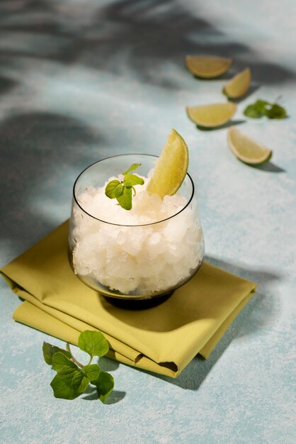 Delizioso dessert di granita ad alto angolo con fetta di lime