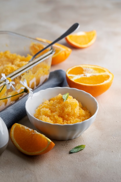 Delizioso dessert di granita ad alto angolo con l'arancia