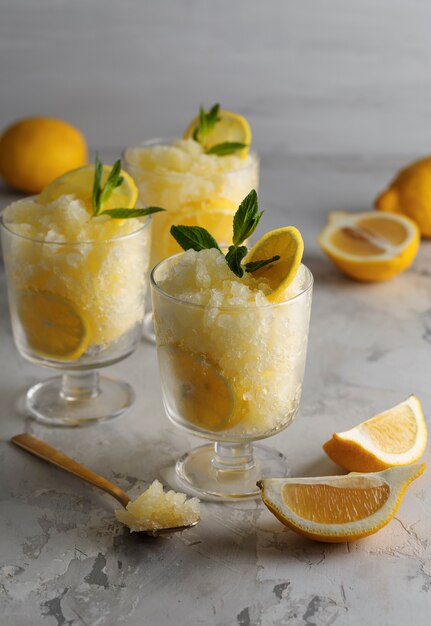 Delizioso dessert di granita ad alto angolo con limone