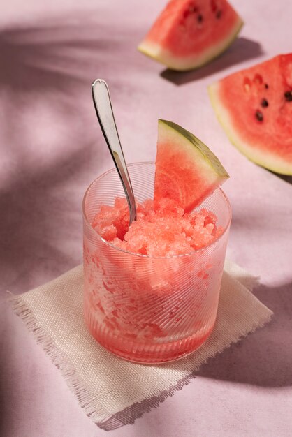 Delizioso dessert di granita ad alto angolo con melone